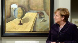 Kanclerz Merkel podczas otwarcia wystawy dzieł sztuki więźniów niemieckich obozów koncentracyjnych. Fot. PAP/EPA