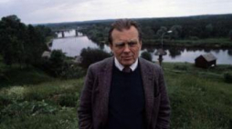 Czesław Miłosz spaceruje nad Narwią w Nowogrodzie (Podlasie) podczas wizyty w Polsce. 15.06.1981. Fot. PAP/M. Billewicz
