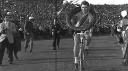 Stanisław Królak podczas Wyścigu Pokoju w 1956 r. Fot. PAP/CAF/S. Dąbrowiecki