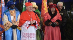  Metropolita warszawski kardynał Kazimierz Nycz oraz uczestnicy Orszaku Trzech Króli. Fot. PAP/J. Turczyk