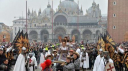  Orszak Marii podczas karnawału w Wenecji. Fot. PAP/EPA