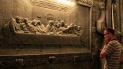 Turyści zwiedzają Kaplicę św. Kingi w zabytkowej części kopalni soli w Wieliczce. Fot. PAP/L. Muszyński