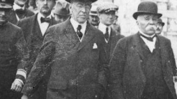 Prezydent USA T. W. Wilson (1. z lewej) i premier Francji G. Clemenceau podczas Konferencji Pokojowej w Paryżu. Fot. NAC