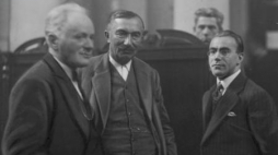 Proces brzeski w Sądzie Okręgowym w Warszawie. Od prawej oskarżeni: K. Bagiński, W. Witos i H. Lieberman. Źródło: NAC