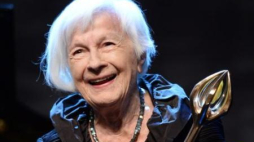 Danuta Szaflarska z nagrodą Złotego Berła. Fot. PAP/J. Turczyk