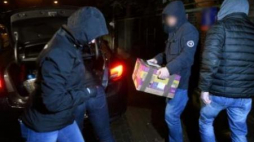  Policjanci i prokuratorzy wynoszą dokumenty z domu gen. Wojciecha Jaruzelskiego w Warszawie. Fot. PAP/R. Pietruszka