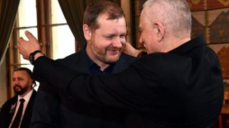 K. Pluskota (L) i K. Jasiński podczas uroczystości 50-lecia Teatru STU w krakowskim magistracie. Fot. PAP/J. Bednarczyk