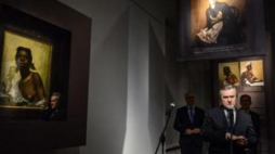 Minister kultury Piotr Gliński na wernisażu wystawy z cyklu „Utracone-odzyskane” w Kordegardzie. Fot. PAP/J. Kamiński