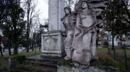 Pomnik żołnierzy radzieckich na skwerze przy ul. Bartoszyckiej w Lidzbarku Warmińskim. Fot. PAP/T. Waszczuk