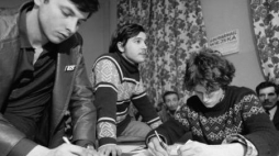 Studenci NZS. Rozmowy rządu i Międzyuczelnianej Kom. Porozumiewawczej. Łódź, 16.02.1981 r. Fot. PAP/CAF/A. Zbraniecki