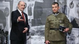 Minister Antoni Macierewicz prezentuje projekt munduru żołnierza niezłomnego. Konf. prasowa 22.02.2016. Fot. PAP/R. Guz