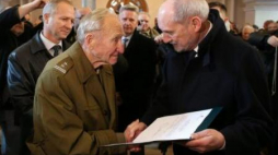 Szef MON Antoni Macierewicz wręcza akt nominacji na stopień pułkownika ppłk. Kazimierzowi Paulo. Fot. PAP/G. Momot