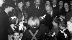 Maharadża Nawanagaru Jam Saheb Digvijay Sinhji (C) podczas Gwiazdki dla polskich dzieci w Londynie. 1942 r. Fot. NAC