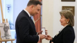 Krzyż Srebrny VM dla Marii Swech ps. "Myszka" odebrała M. Freudenheim z rąk prezydenta A. Dudy. Fot. PAP/P. Supernak