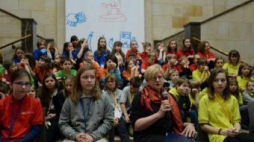 Dyr. Muzeum Narodowego Agnieszka Morawińska z dziećmi-kuratorami wystawy „W Muzeum wszystko wolno”. Fot. PAP/B.Zborowski