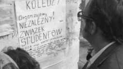 Ogłoszenia Komitetu Założycielskiego NZS na Uniwersytecie Warszawskim. 09.1980. Fot. PAP/J. Morek