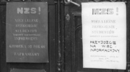 Ogłoszenia Komitetu Założycielskiego NZS na drzwiach Collegium Novum UJ. Kraków 29.09.1980. Fot. PAP/J. Ochoński