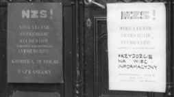 Ogłoszenia Komitetu Założycielskiego NZS na drzwiach Collegium Novum UJ. Kraków 29.09.1980. Fot. PAP/J. Ochoński