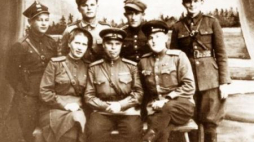 Funkcjonariusze PUBP w Augustowie i sowieccy doradcy. Maj 1945 r. Fot. IPN