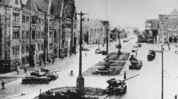 Czołgi na pl. Mickiewicza w Poznaniu. 1956.07.29. Fot. PAP/CAF/Reprodukcja