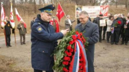 Ambasador Rosji w Polsce Siergiej Andriejew przed pomnikiem w Pieniężnie. Fot. PAP/T. Waszczuk