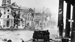 Stanowisko artyleryjskie Niemców w pobliżu ruin Ratusza na Pl. Teatralnym. Fot. PAP/CAF