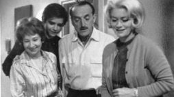 Irena Kwiatkowska, Krzysztof Janczar, Kazimierz Rudzki, Alina Janowska w serialu „Wojna domowa”. Fot. PAP/CAF