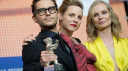 Reżyser filmu "Zjednoczone stany miłości" Tomasz Wasilewski oraz Julia Kijowska i Magdalena Cielecka. Fot. PAP/EPA