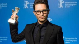 Tomasz Wasilewski ze Srebrnym Niedźwiedziem Berlinale. Fot. PAP/EPA