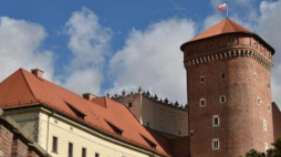 Zamek Królewski na Wawelu i flaga narodowa na Baszcie Senatorskiej. Fot. PAP/J. Bednarczyk