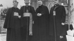 Od lewej: abp B. Kominek, abp Filadelfii J. Krol, prymas Polski kard. S. Wyszyński. Fot. PAP