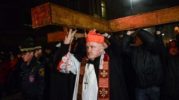 Kard. Kazimierz Nycz podczas Warszawskiej Drogi Krzyżowej. Fot. PAP/J. Kamiński 