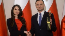 Prezydent odebrał z rąk M.Kaczyńskiej nagrodę Ruchu Społecznego im. Prezydenta RP Lecha Kaczyńskiego. Fot.PAP/J.Kamiński