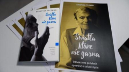 Książka Krystyny Feldman „Światła, które nie gasną”. Fot. PAP/J. Kaczmarczyk 