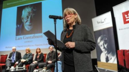 Agneta Pleijel ogłasza, że Lars Gustafsson jest laureatem Nagrody Literackiej im. Zbigniewa Herberta. Fot. PAP/M. Obara