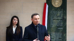Prez. A. Duda i M. Kaczyńska podczas ceremonii odsłonięcia tablicy poświeconej L. Kaczyńskiemu. Fot. PAP/M. Bednarski