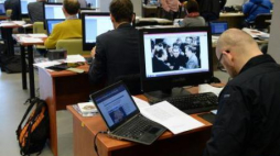 Dziennikarze w czytelni IPN zapoznają się z drugą partią materiałów z domu Czesława Kiszczaka. Fot. PAP/J. Turczyk