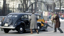 Inscenizacja zamachu na Franza Kutscherę w Alejach Ujzadowskich w Warszawie. Fot. PAP/B. Zborowski