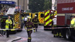Służby na miejscu zamachu bombowego na stacji londyńskiego metra Edgware Road. 2005 r. Fot. PAP/EPA