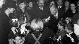 Maharadża Nawanagaru Jam Saheb Digvijay Sinhji (C) podczas Gwiazdki dla polskich dzieci w Londynie. 1942 r. Fot. NAC