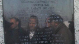 Fragment tablicy na pomniku na terenie b. obozu Płaszów. Fot. PAP/J. Bednarczyk