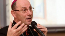 Prymas Polski abp Wojciech Polak podczas konferencji prasowej przed X Zjazdem Gnieźnieńskim. Fot. PAP/J. Kaczmarczyk