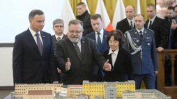Zofia Pilecka, prezydent Andrzej Duda, Jacek Pawłowski z IPN w gmachu b.aresztu MBP przy Rakowieckiej. Fot.PAP/J.Turczyk