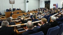 Senatorowie na sali obrad. Fot. PAP/R. Guz