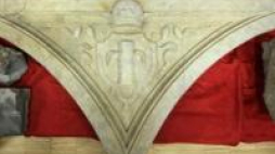 Fragment arkady pochodzący z Villa Regia, czyli obecnego Pałacu Kazimierzowskiego, z herbem Wazów. Fot. PAP/P. Supernak