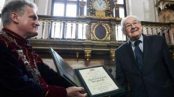 Andrzej Wajda odbiera tytuł Honorowego Obywatela Miasta Gdańska z rąk szefa Rady Miasta B. Oleszka. Fot. PAP/A.Warżawa