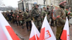 Przemarsz uczestników apelu pamięci z Muzeum Wojska Polskiego przed Grób Nieznanego Żołnierza. Fot. PAP/B. Zborowski