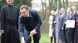 A. Duda podczas uroczystości zasadzenia Dębu Pamięci. Fot. PAP/J. Turczyk, 
