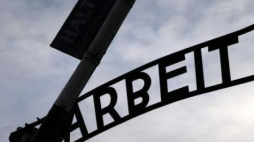 Auschwitz - fragment napisu Arbeit macht frei. Fot. PAP/A. Grygiel