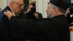 Władysław Bartoszewski i Szewach Weiss. Uroczystości nadania Weissowi doktoratu h.c. UW. 2011 r. Fot. PAP/R. Pietruszka